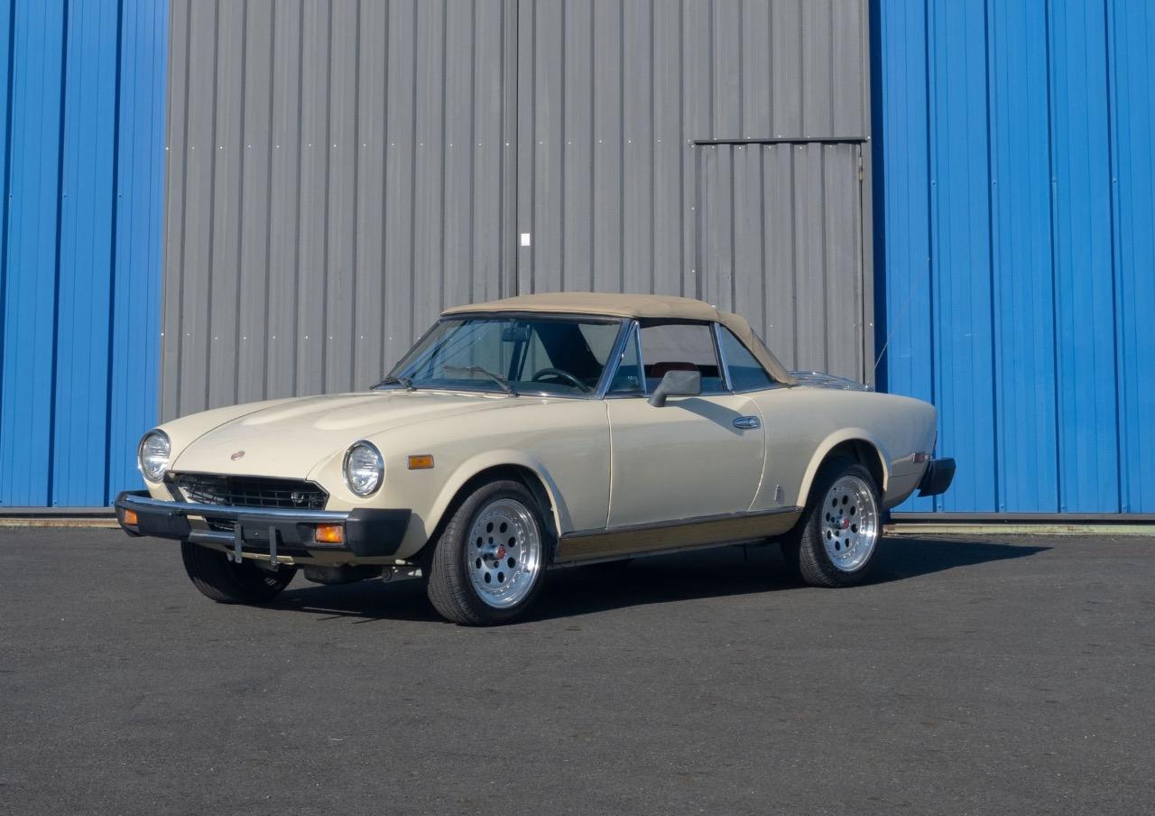 FIAT 124 Spider 2000 - 1979 LesAnciennes.com