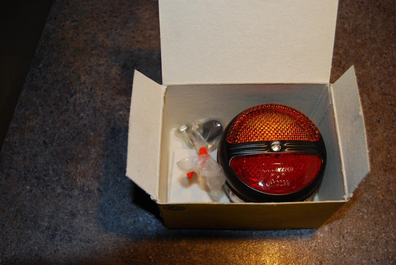 Feu HELLA arrières avec éclairage plaque LesAnciennes.com