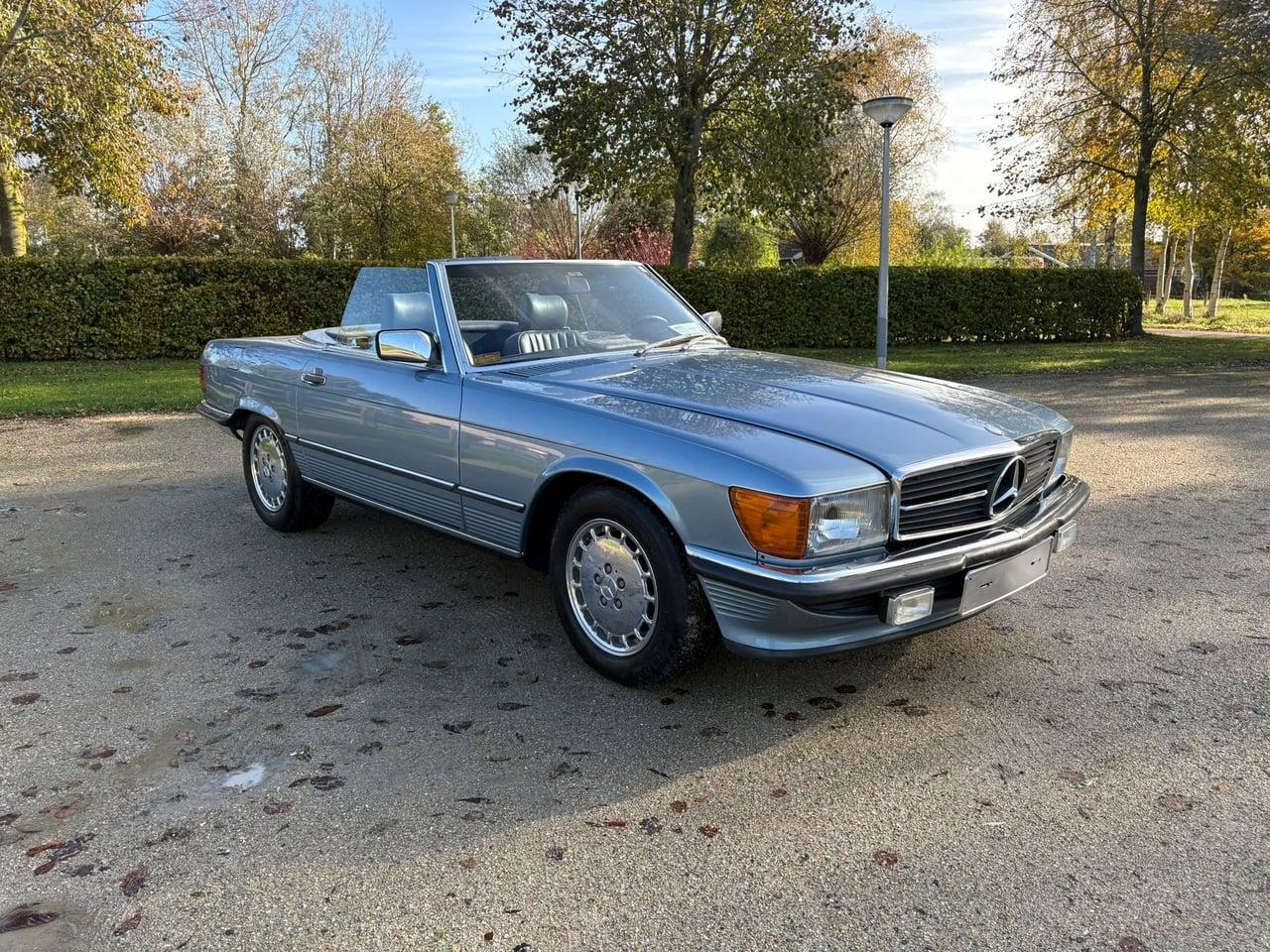 1988 Mercedes-Benz 560SL R107 LesAnciennes.com