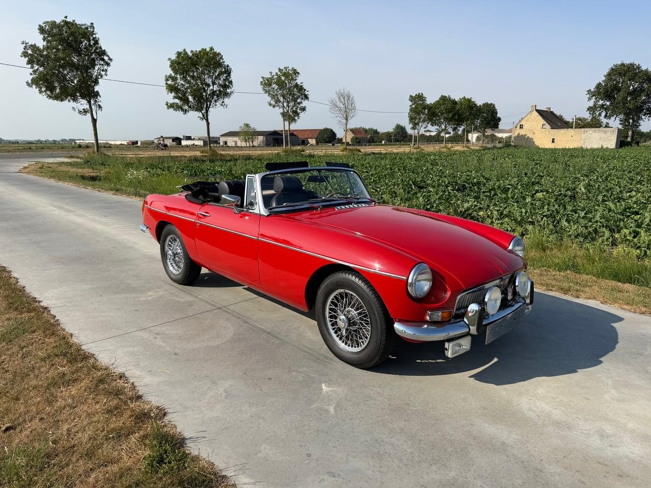 1974 MG MGB Roadster LesAnciennes.com