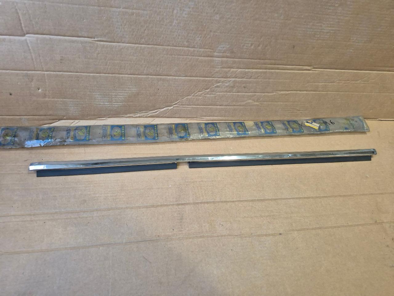 Enjoliveur Int Porte PEUGEOT 504 LesAnciennes.com