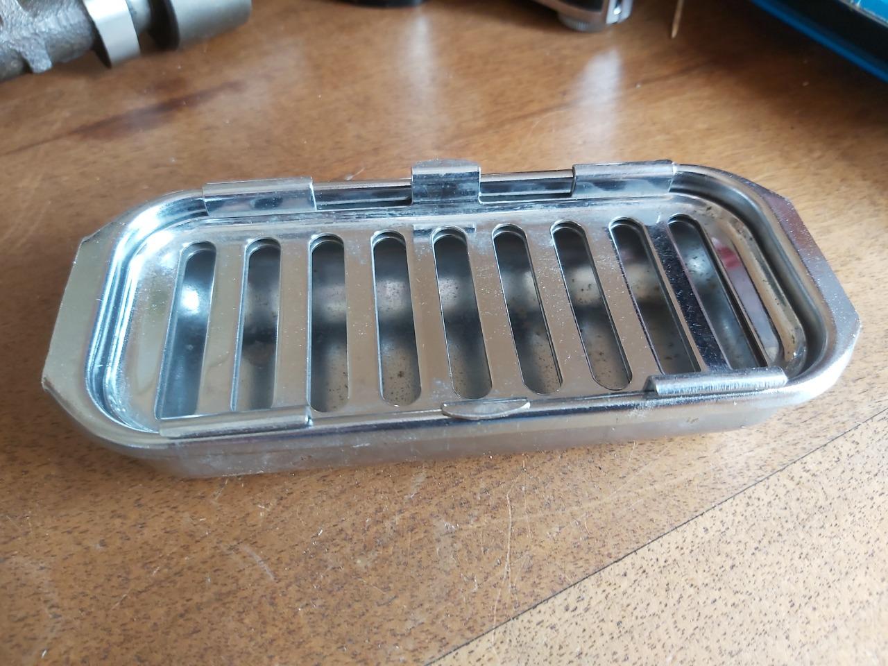 JAGUAR MK2 un cendrier et socle chrome LesAnciennes.com