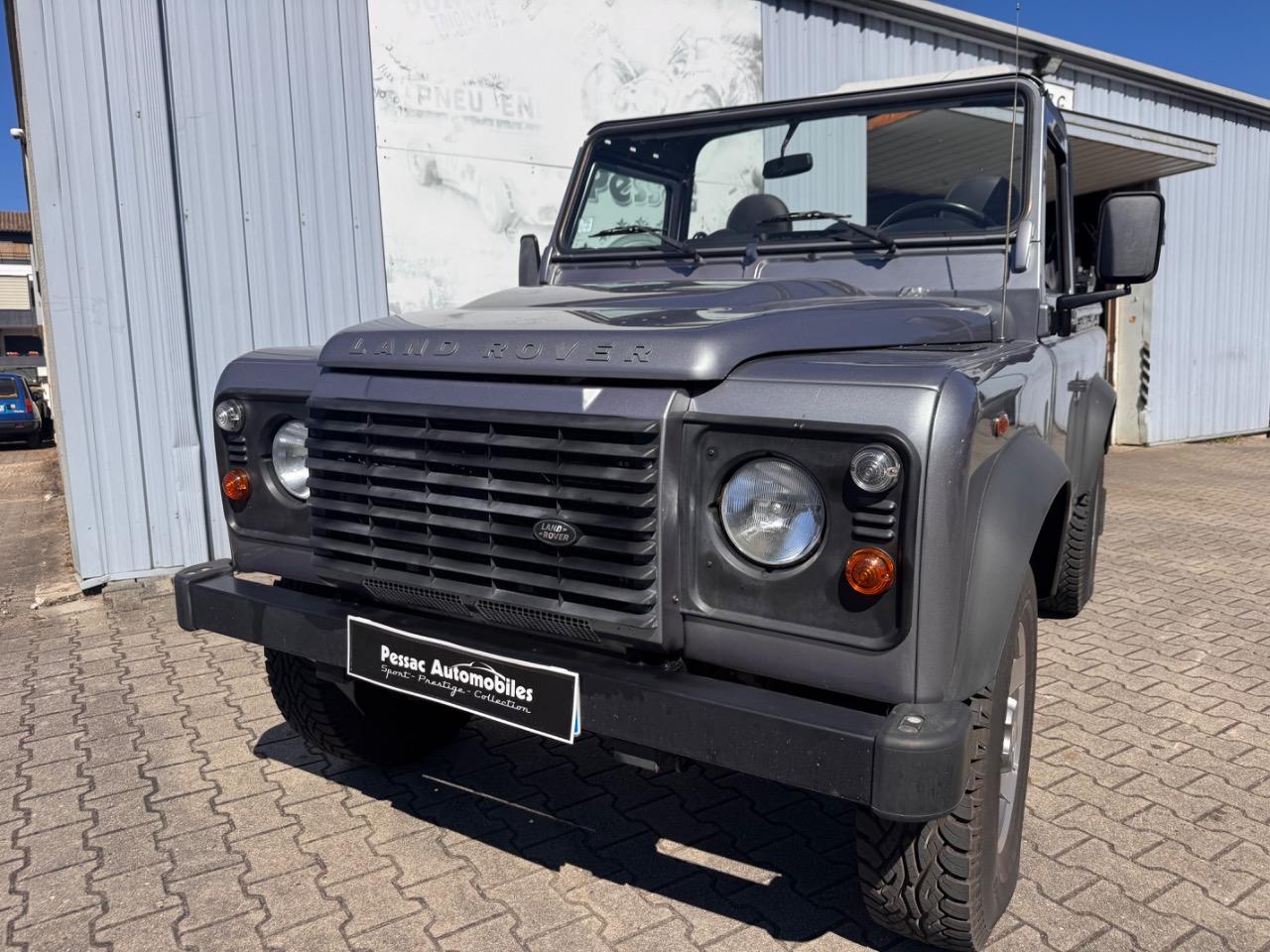LAND ROVER Defender td4 cabriolet - 2013 LesAnciennes.com