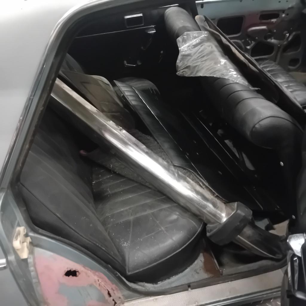 Carrosserie PEUGEOT 404 berline LesAnciennes.com