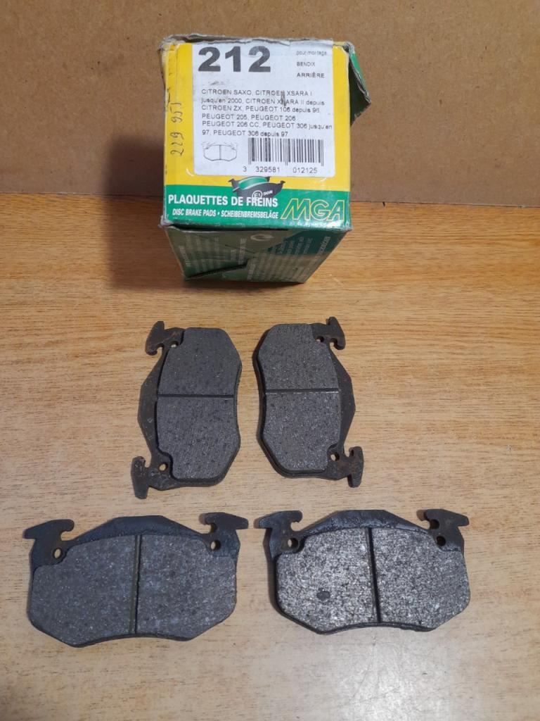 Plaquettes de frein arrière Peugeot 205 MGA212 LesAnciennes.com