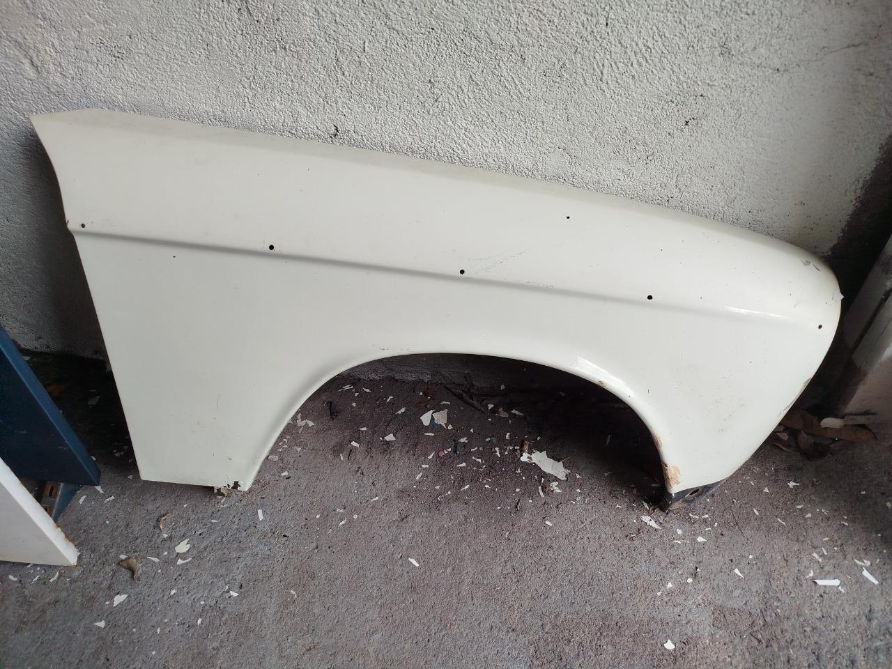 Aile PEUGEOT 204 berline LesAnciennes.com