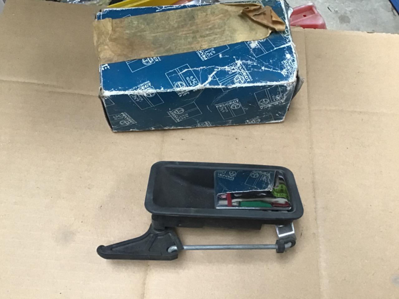 POIGNÉE PORTE ARRIÈRE DROITE PEUGEOT 305 LesAnciennes.com