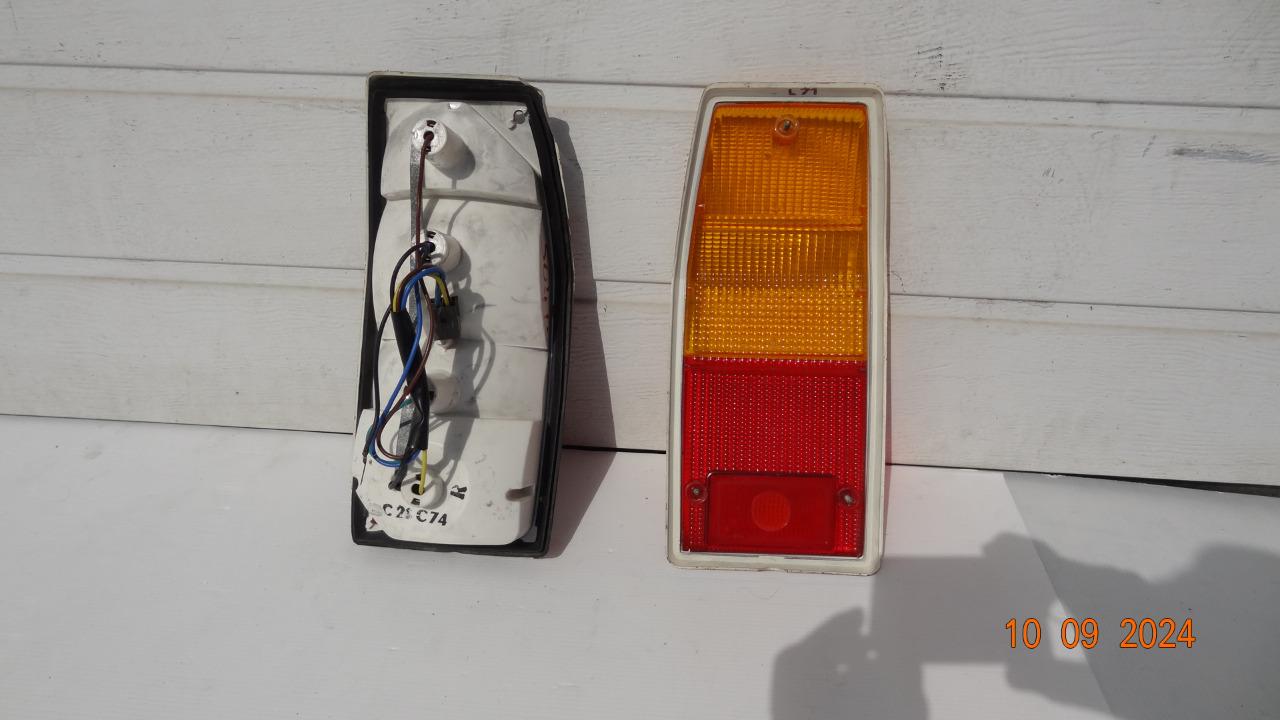 Feu AR PEUGEOT 504 Break LesAnciennes.com