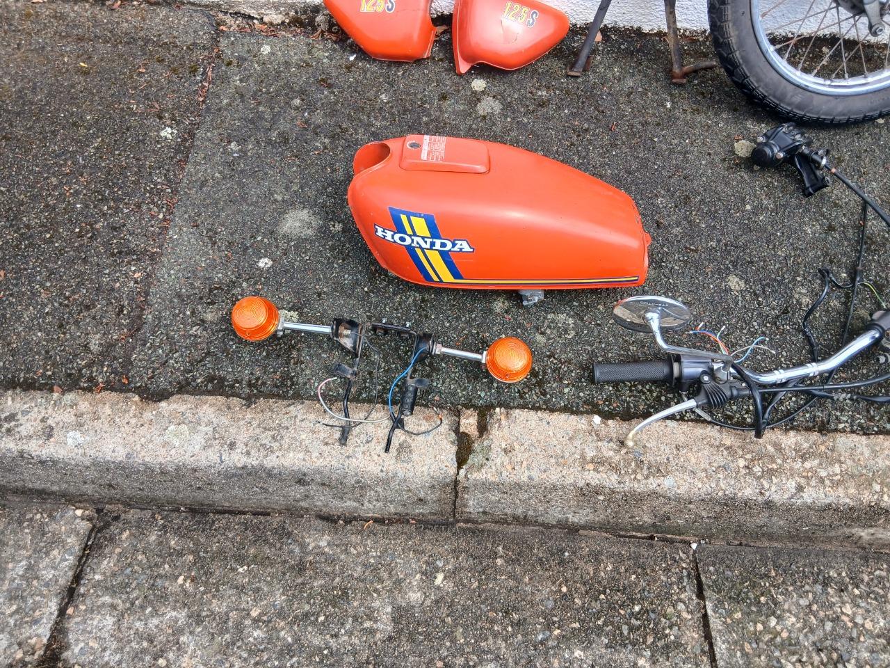 Lot de pièces HONDA CB 125 cb 125 j LesAnciennes.com