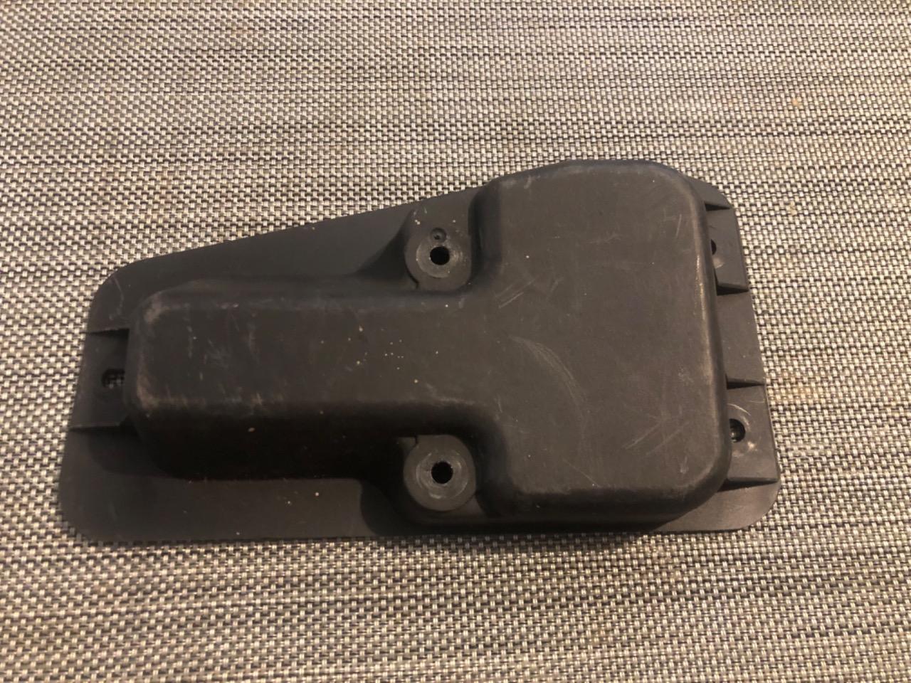 Cache moteur essuie glace arrière TALBOT Samba LesAnciennes.com