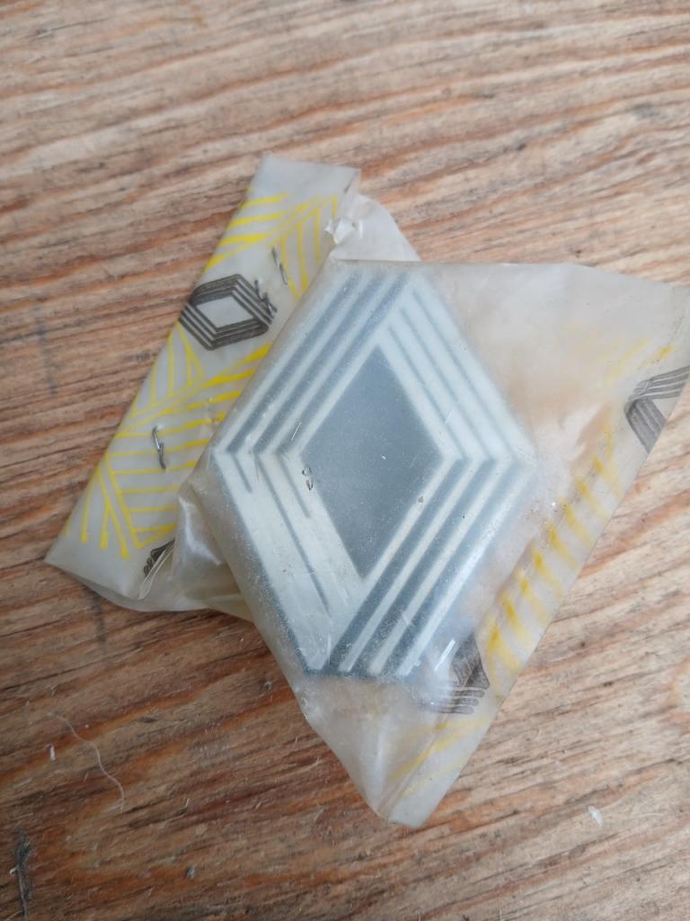 Logo RENAULT 16 (R16) LesAnciennes.com