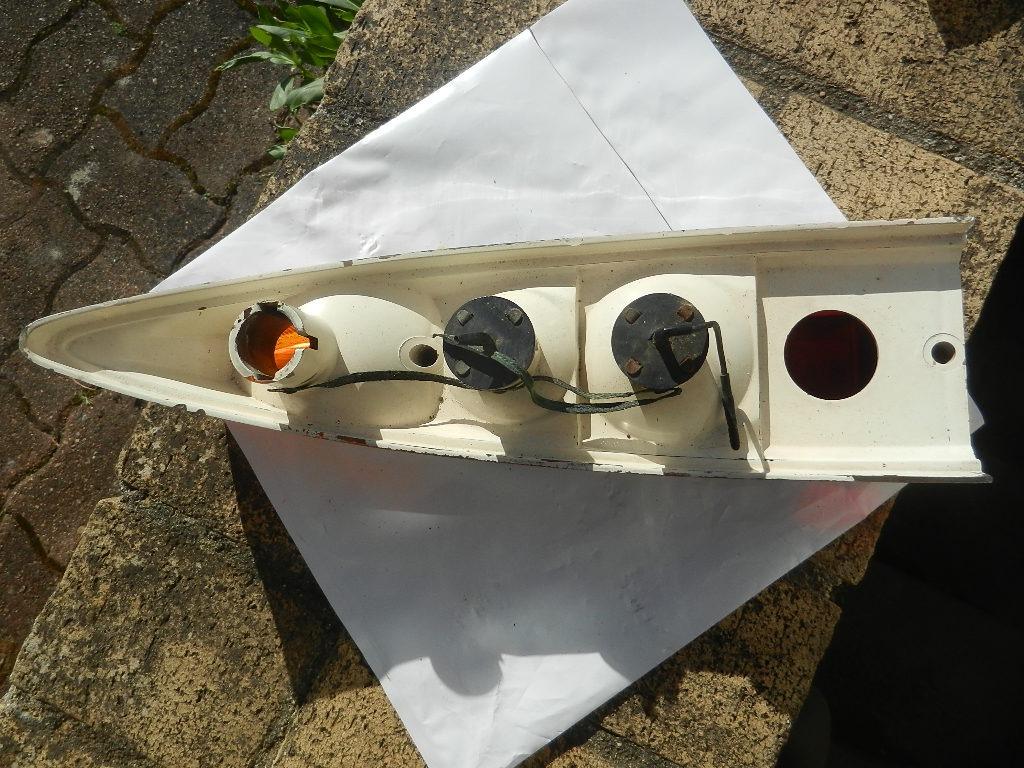 Feu arrière complet Peugeot 4O4 Break LesAnciennes.com