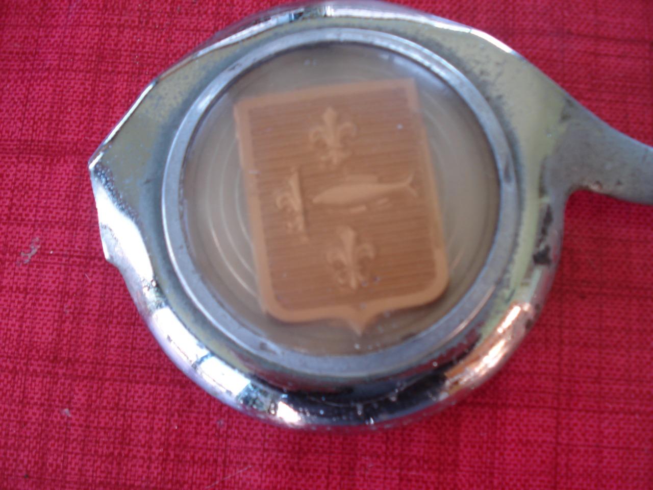 Ecusson FORD Vedette LesAnciennes.com