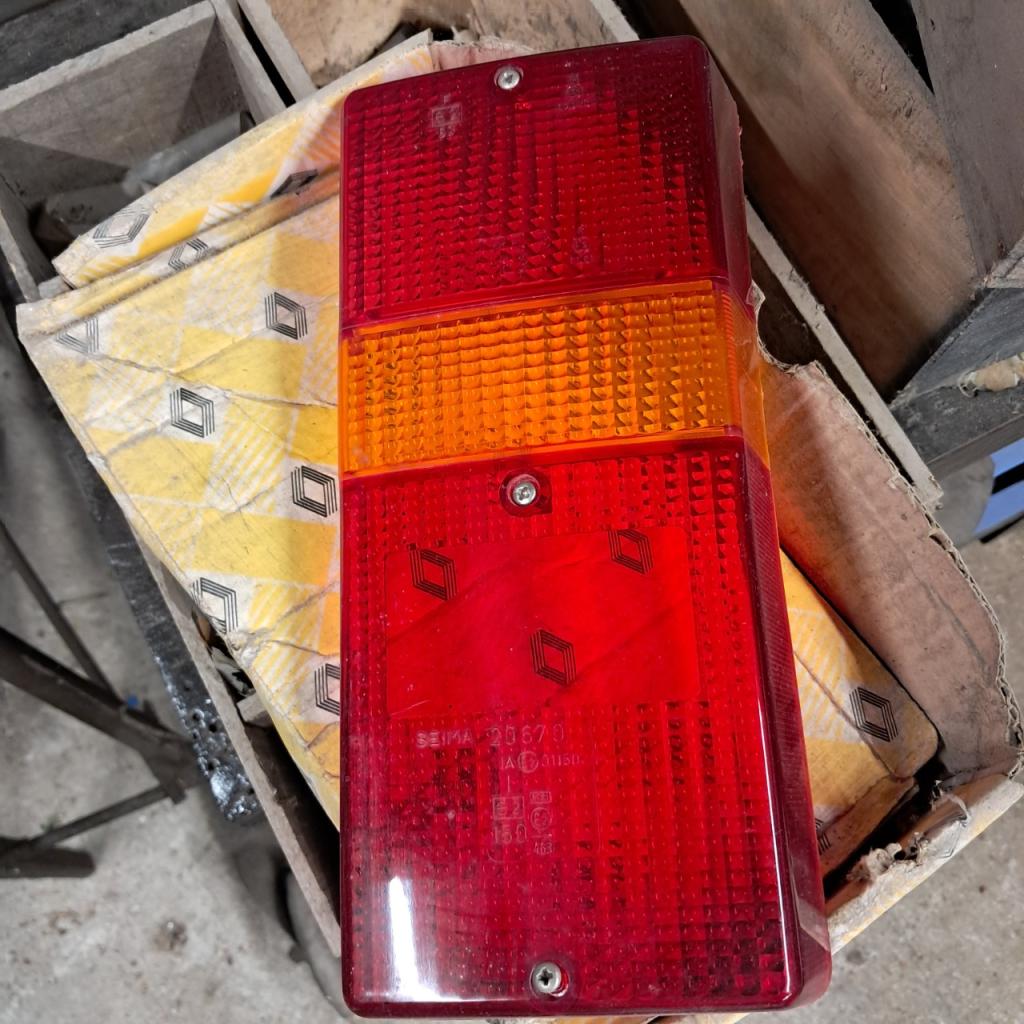 Cabochon de feu ard RENAULT 4 (R4) F6 neuf LesAnciennes.com