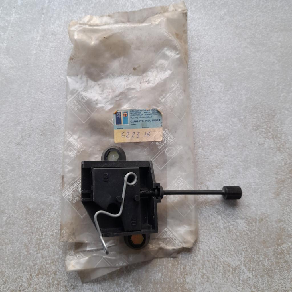 PEUGEOT 205 support de phare LesAnciennes.com