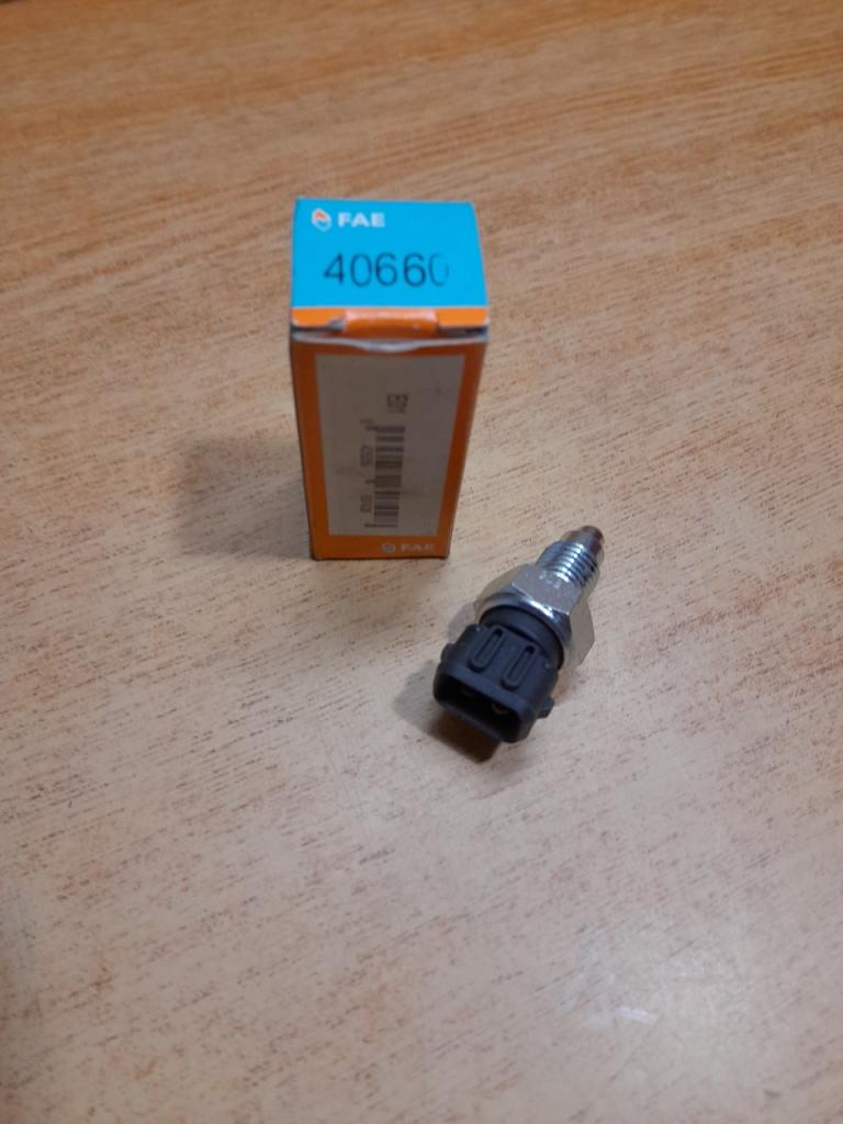 Contacteur feux de recul VW Golf III Passat Ibiza LesAnciennes.com