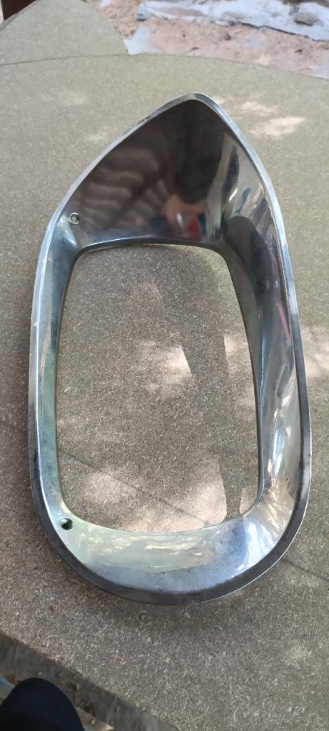 Enjoliveur feu avant droit CITROEN Ami 8 LesAnciennes.com