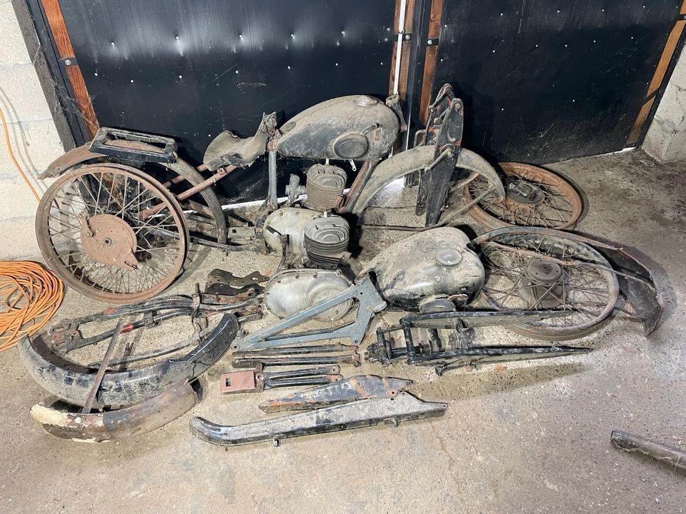 LOT PIECES ZÜNDAPP DB 200 LesAnciennes.com