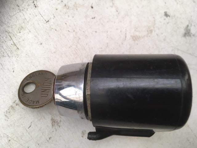 Serrure boite a gant VOLVO 140 1967 LesAnciennes.com