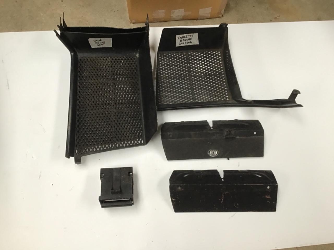 VIDE POCHE CENDRIER TRAPPE PEUGEOT 304/204 LesAnciennes.com