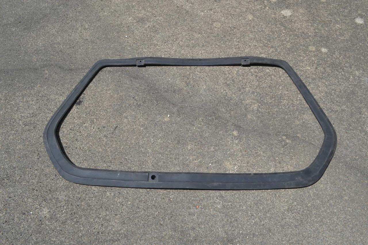 Joint vitre hayon PEUGEOT 309, neuf LesAnciennes.com