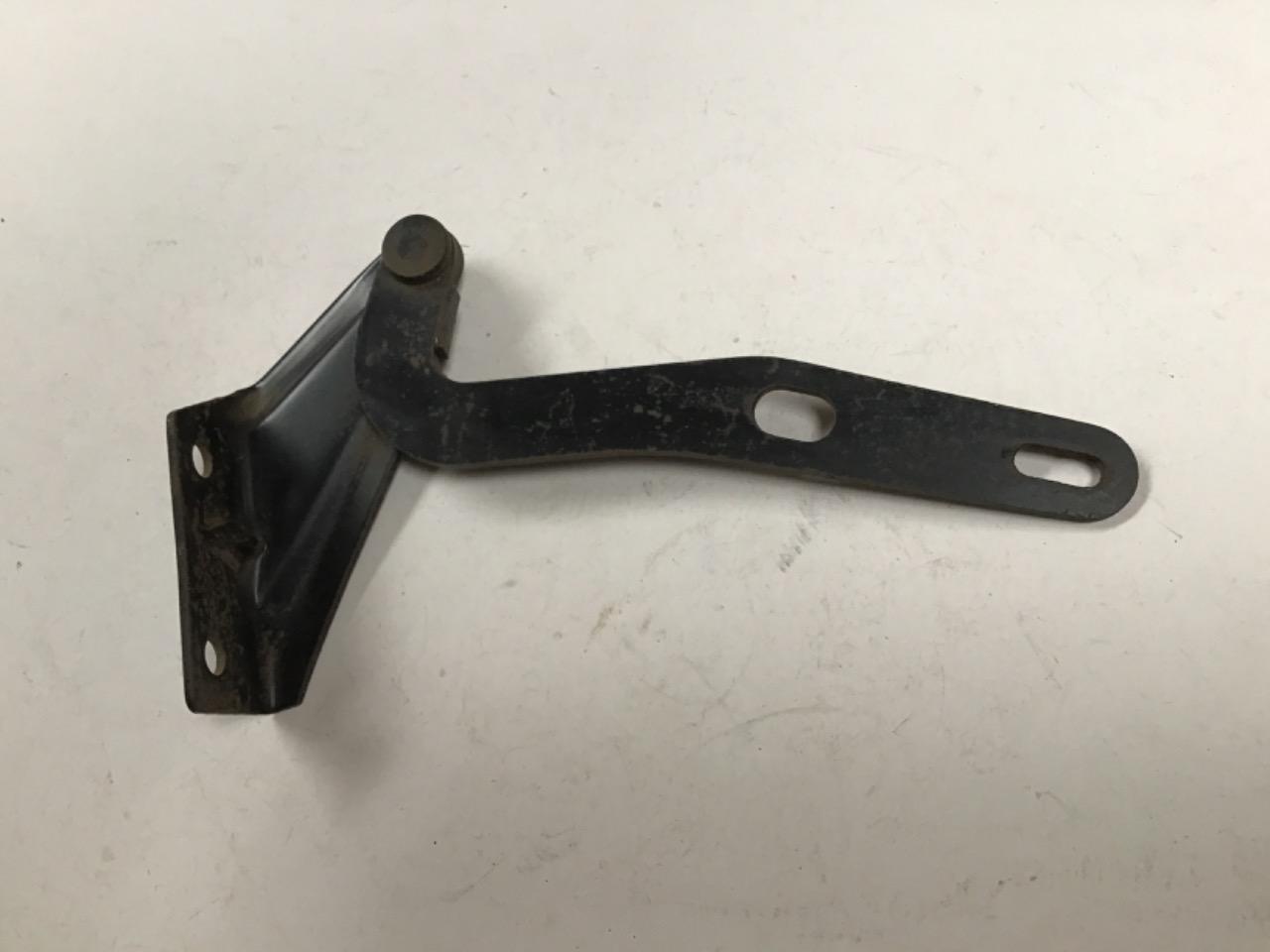 CHARNIÈRE CAPOT NEUVE GAUCHE PEUGEOT 104 LesAnciennes.com