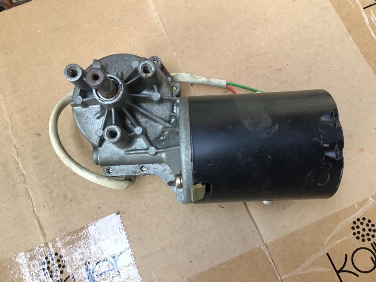 MOTEUR ESSUIE GLACE NEUF 24V. SWF 403069 LesAnciennes.com