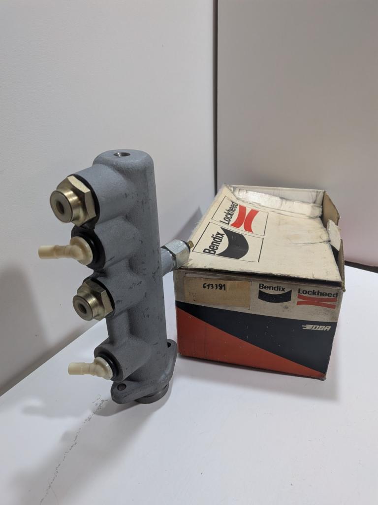 Maître cylindre Renault Saviem SG2 BENDIX 613381 LesAnciennes.com