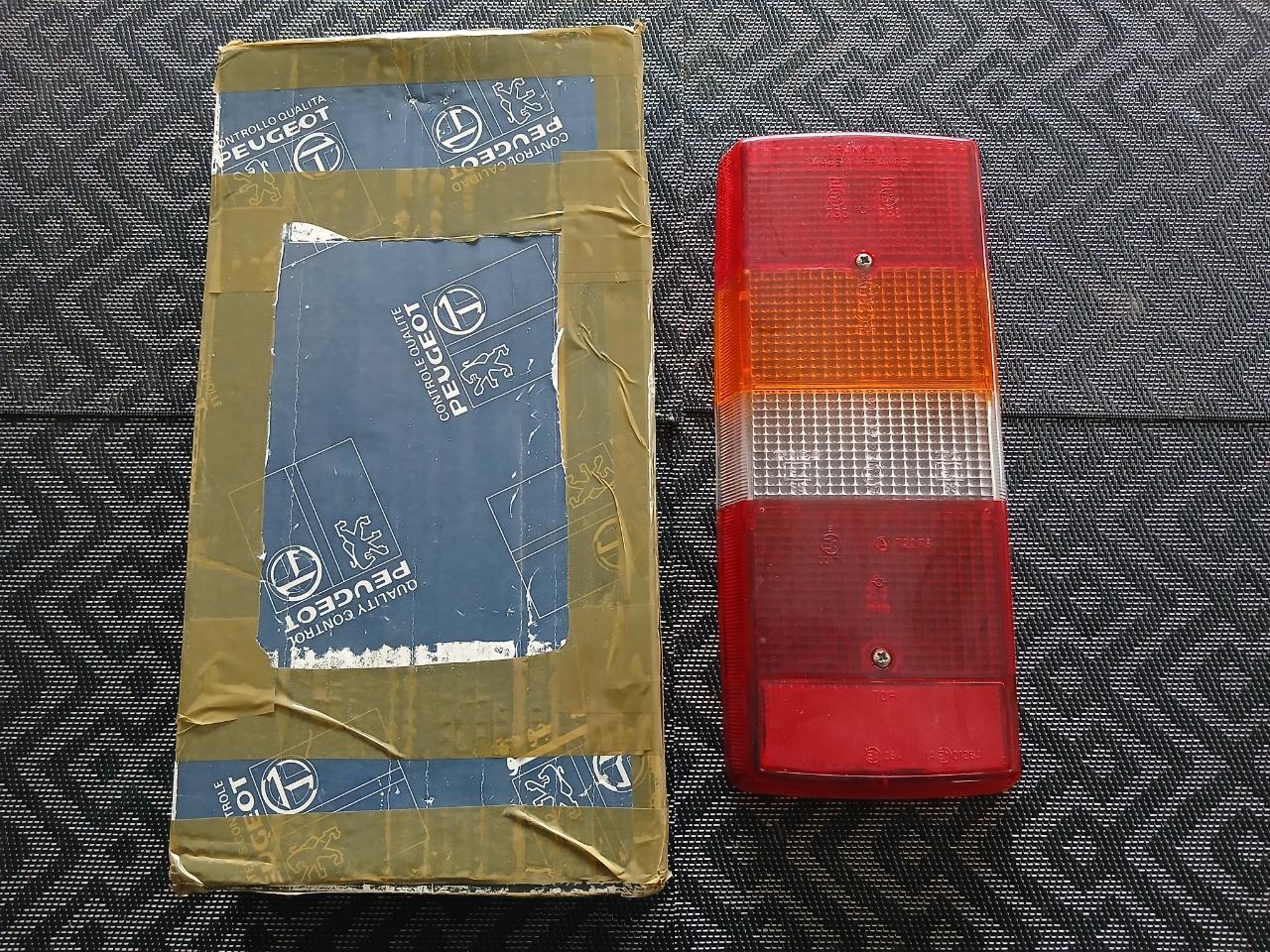 Cabochon de feu arrière PEUGEOT J9 LesAnciennes.com