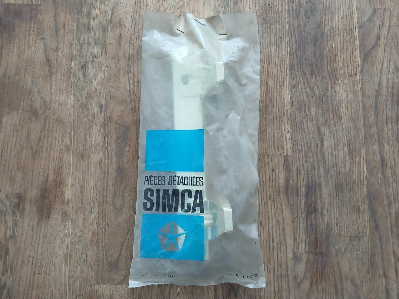 Socle d'accoudoir SIMCA 1100 1301 1501 LesAnciennes.com