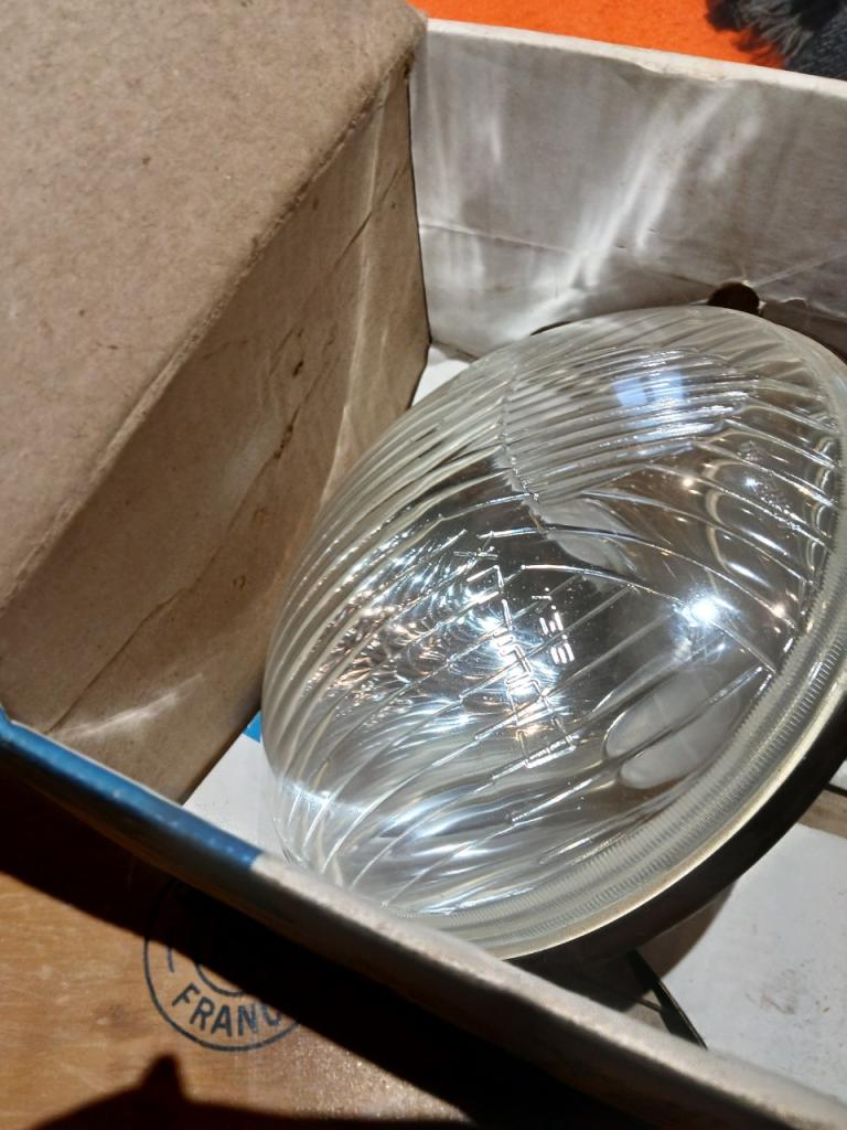 Phares optiques ou verres de phare neuf LesAnciennes.com