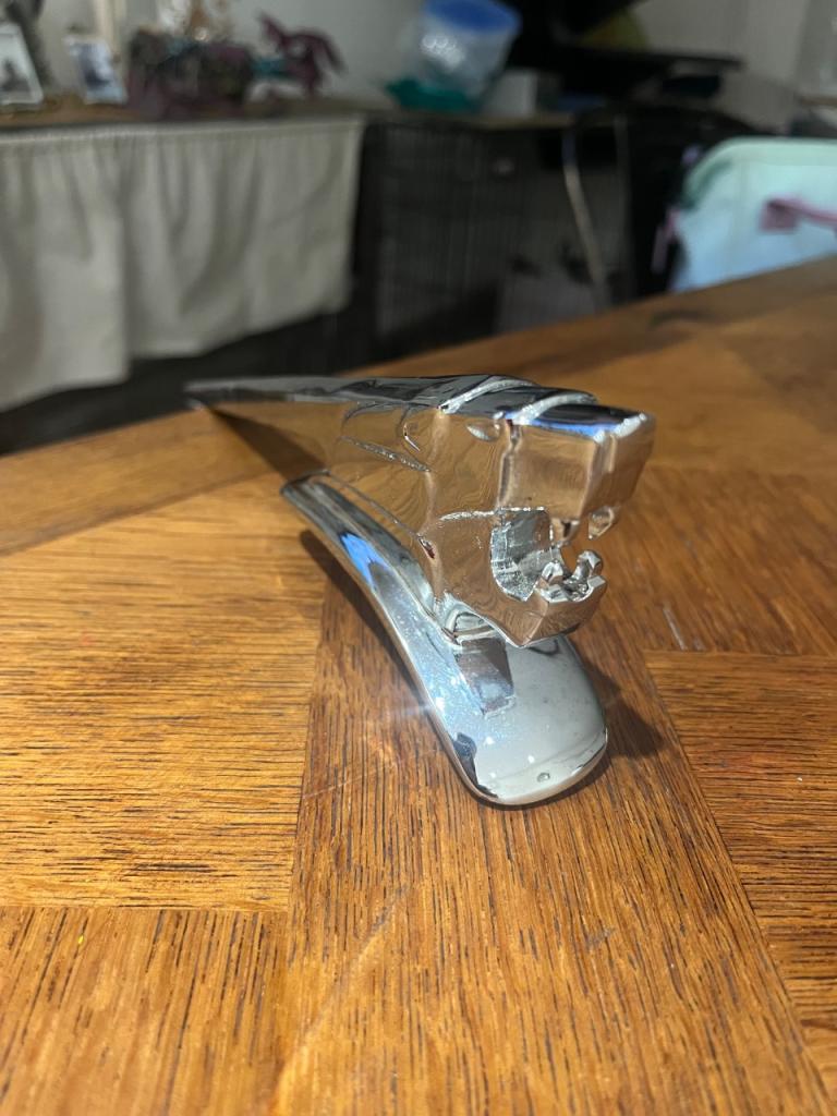 Lion de capot LesAnciennes.com