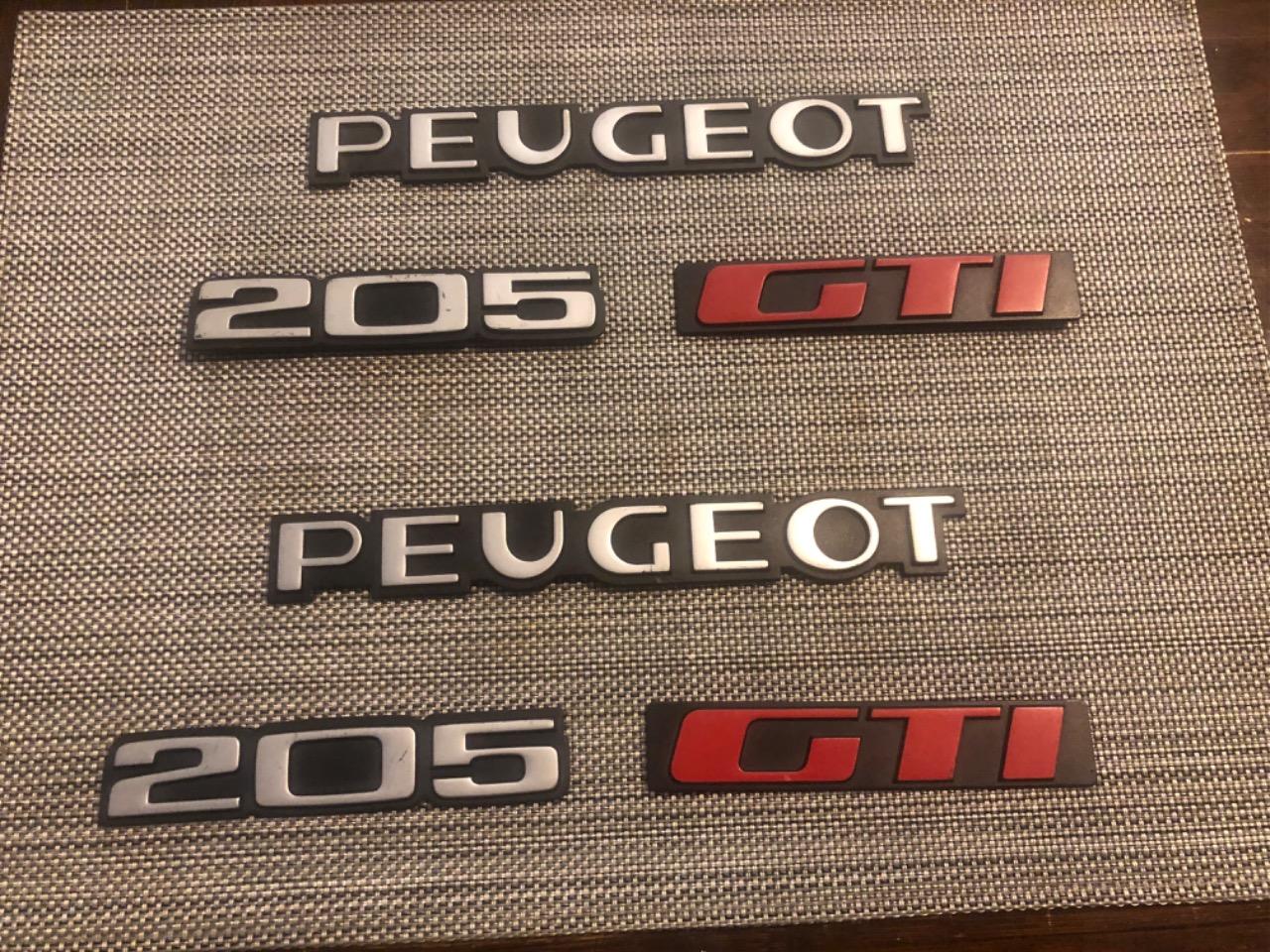 Emblème insigne logo PEUGEOT 205 gti LesAnciennes.com