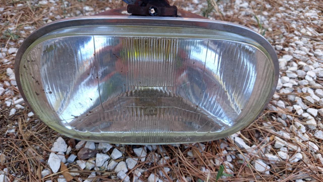 Optique de phare Peugeot 204 d'origine LesAnciennes.com