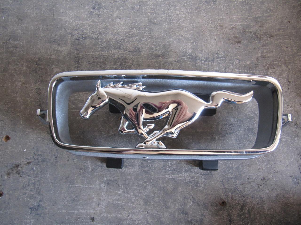 EMBLEME CALANDRE MUSTANG LesAnciennes.com