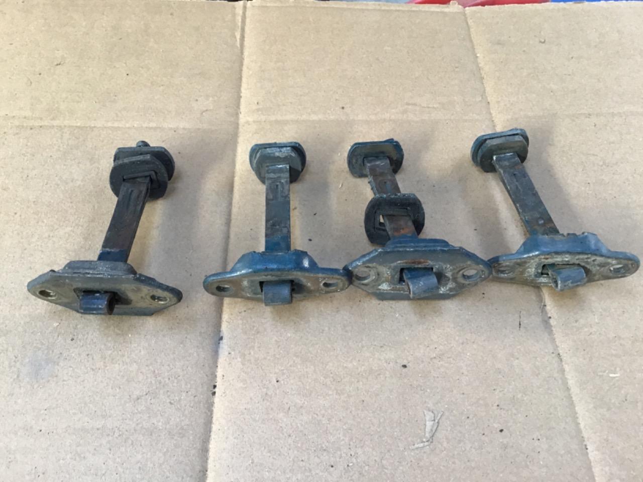 TIRANTS DE PORTE PEUGEOT 204/304 LesAnciennes.com