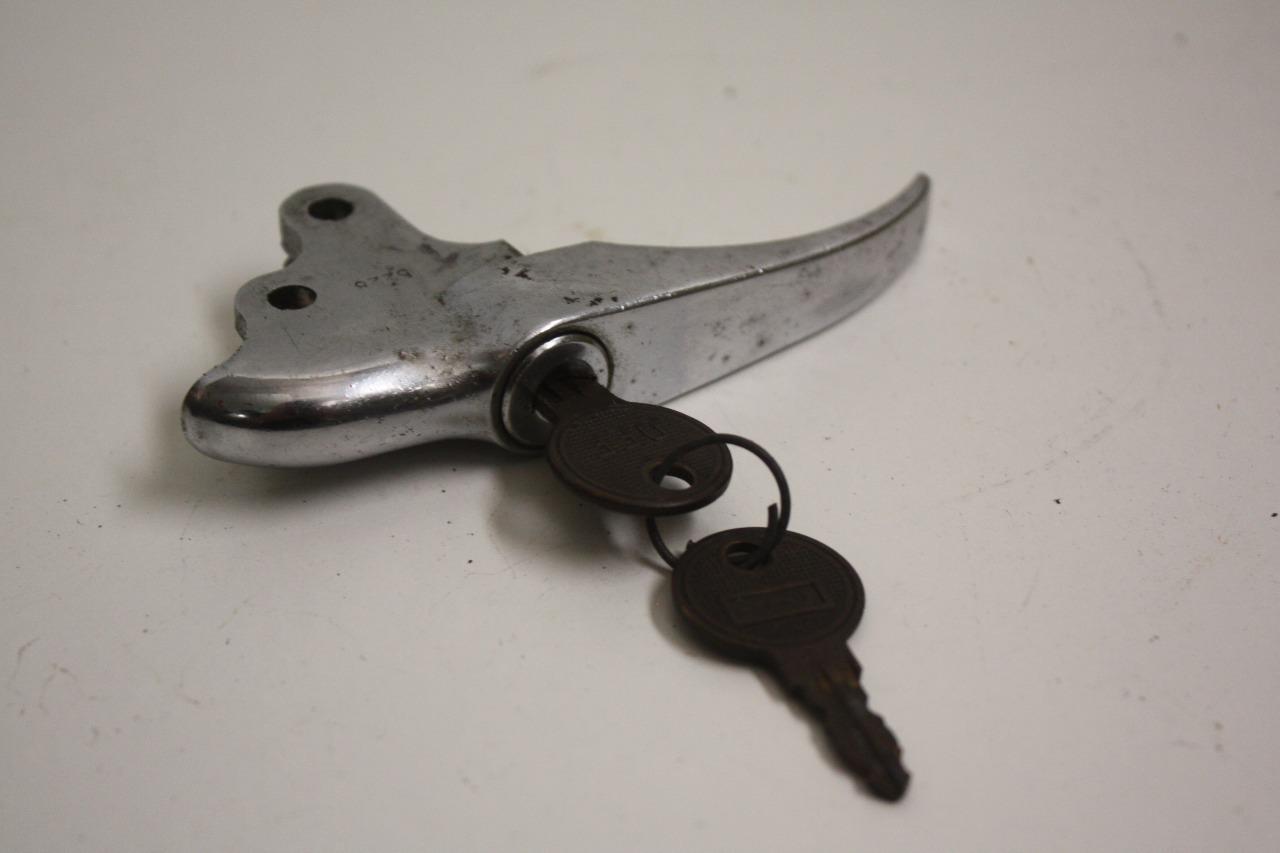 Poignée capot moteur Antivol Renault 4CV Dauphine LesAnciennes.com