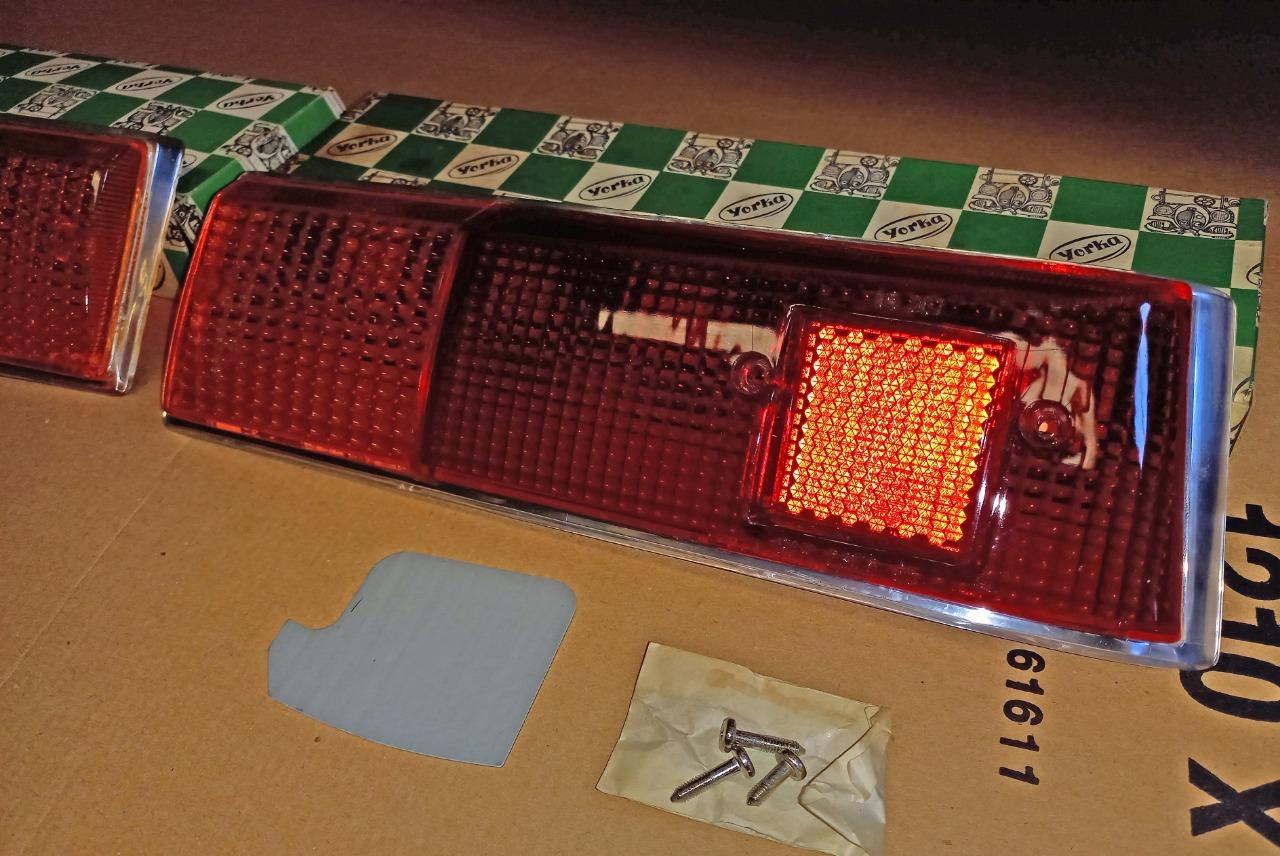 Cabochons feux arriere RENAULT 10 (R10) LesAnciennes.com