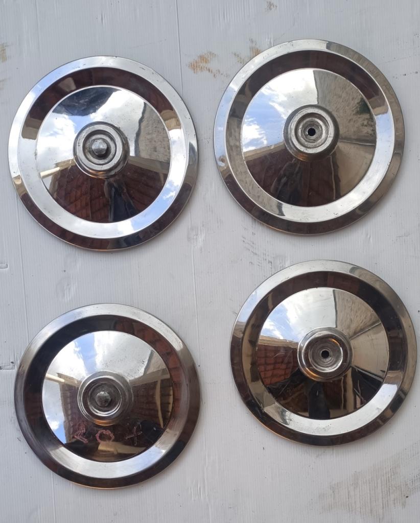 4 enjoliveurs pour PEUGEOT 204 LesAnciennes.com