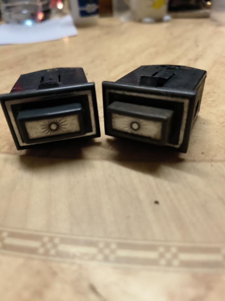 Pièces CITROEN CX Interrupt éclairage intérieur LesAnciennes.com