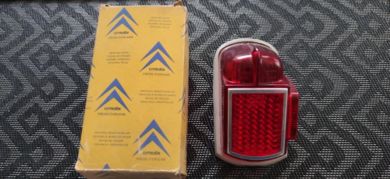 Cabochon feu arrière gauche CITROEN 2CV LesAnciennes.com
