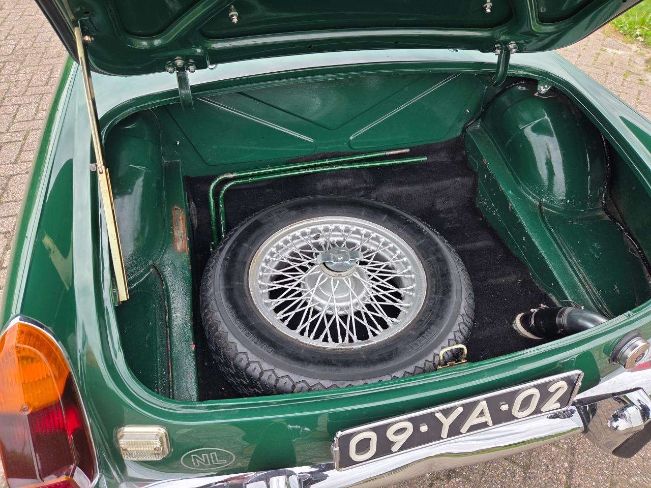 MG MGB roadster - 1973 LesAnciennes.com