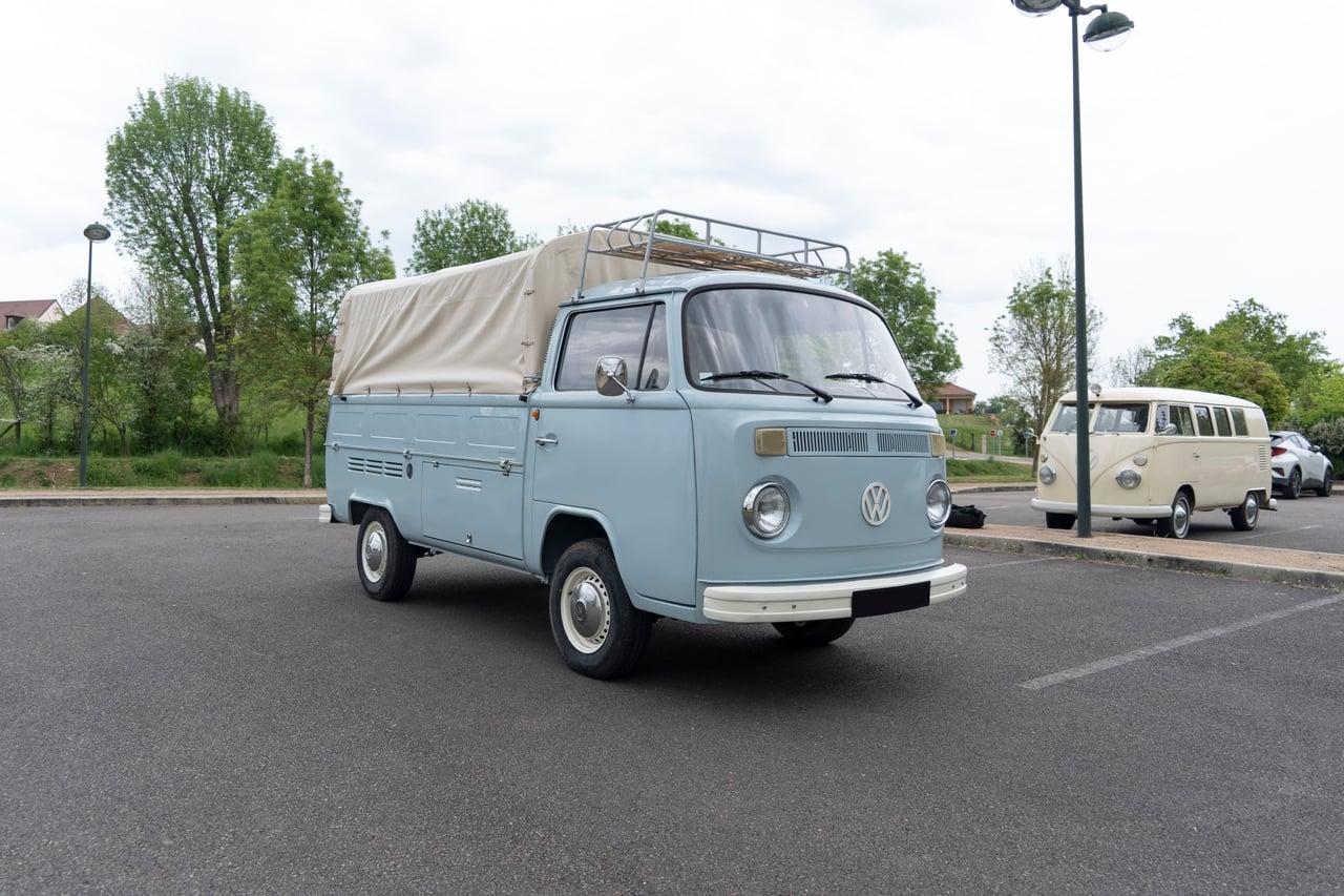 1975 Volkswagen Type 2 Bay Window Single-Cab Pick- LesAnciennes.com