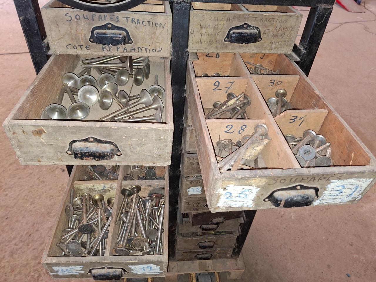 Lot de soupapes anciennes Divers modèles. 750 piéc LesAnciennes.com