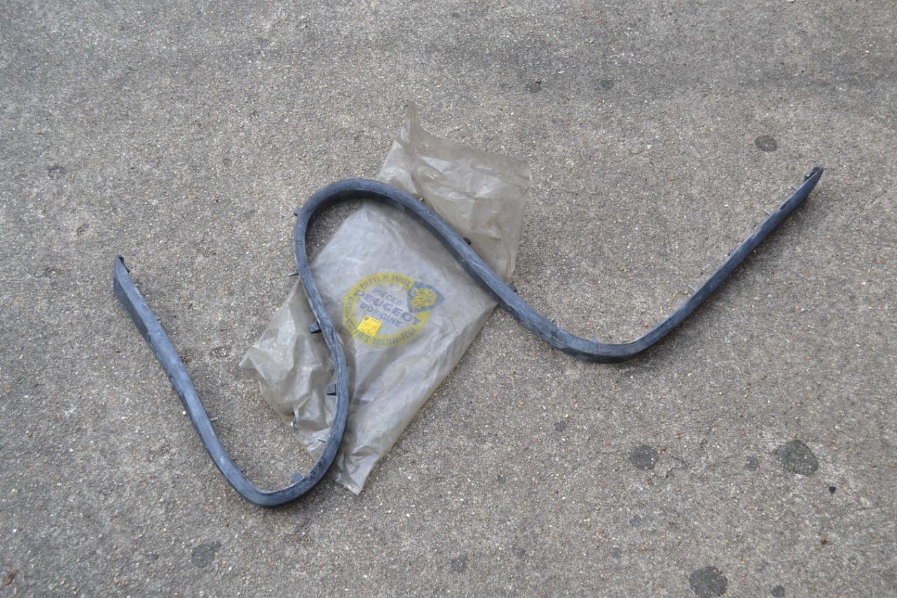 Bandeau caoutchouc pare-chocs AR PEUGEOT 304 CC LesAnciennes.com