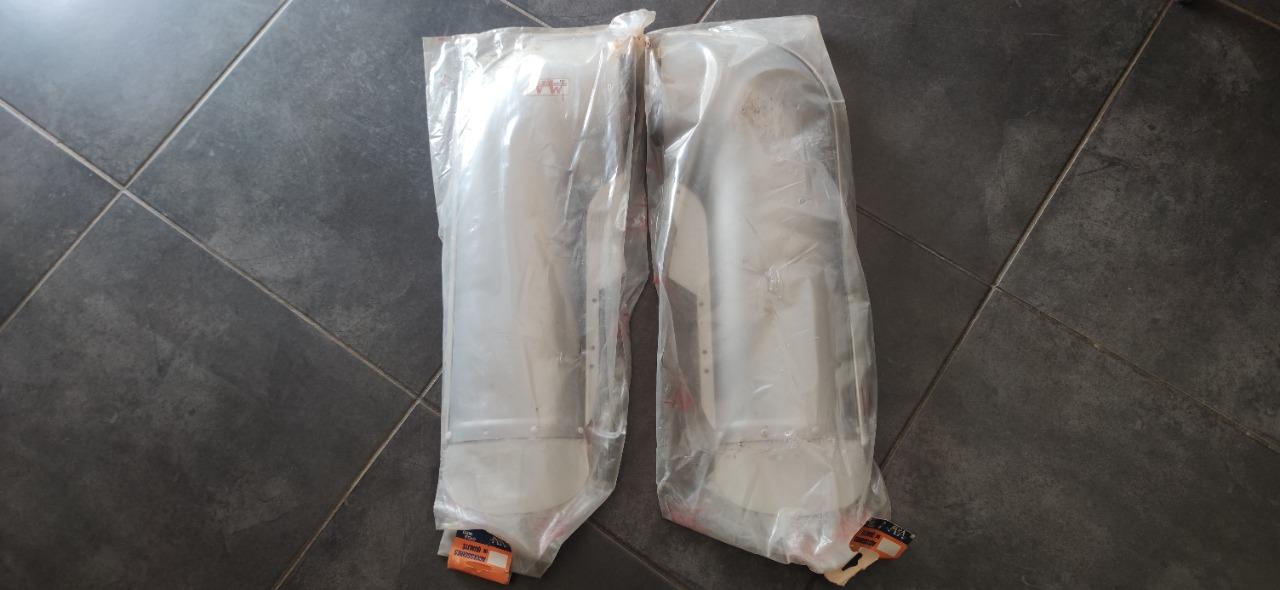 Protège jambes PEUGEOT 102 NMT gris métallisé LesAnciennes.com