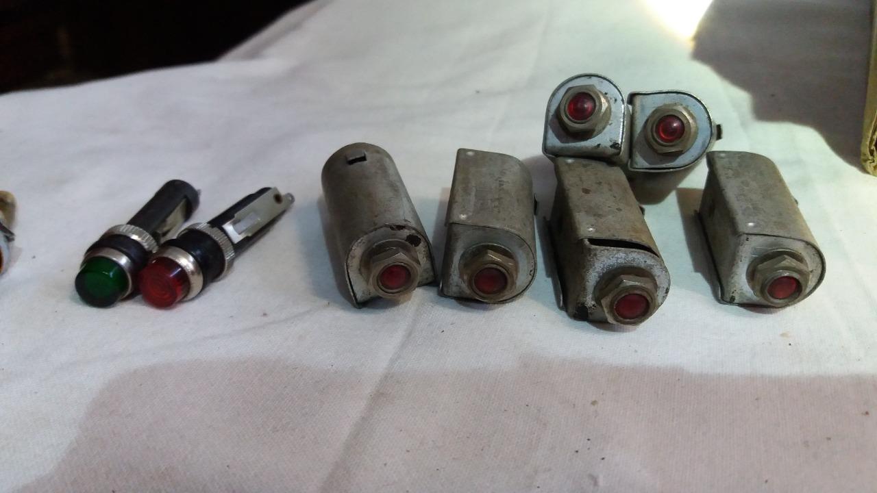 Lot de pièces RENAULT Dauphine R1090 LesAnciennes.com