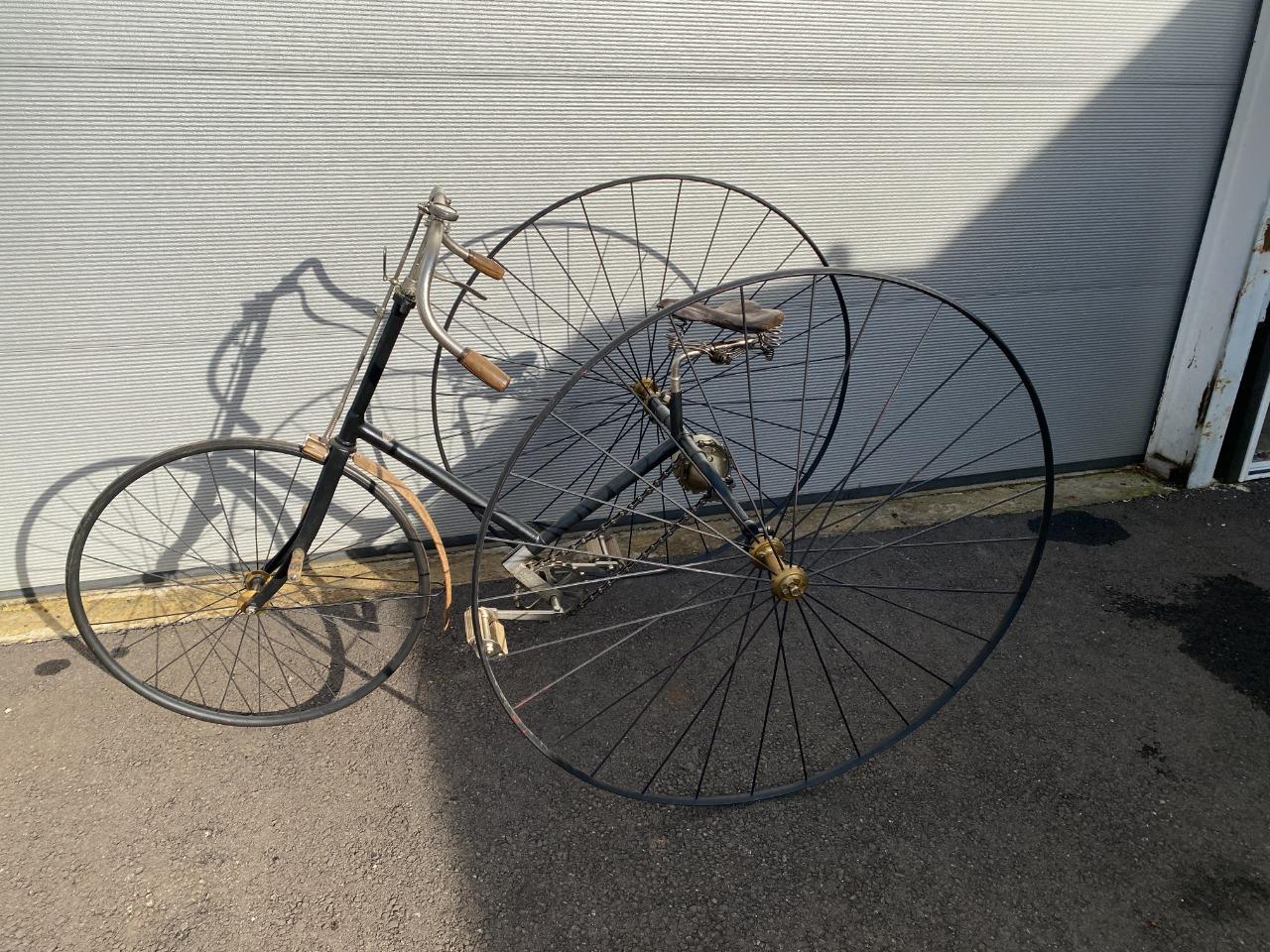 Tricycle velo 1879 LesAnciennes.com