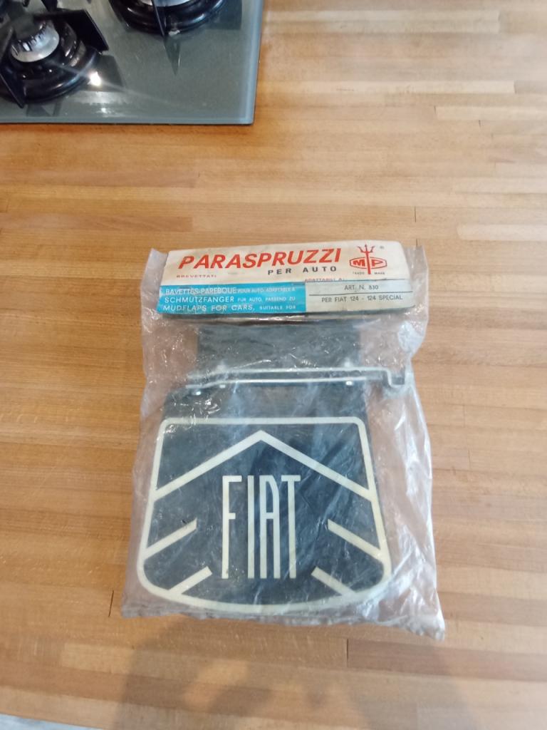 Bavettes neuves FIAT 124 LesAnciennes.com