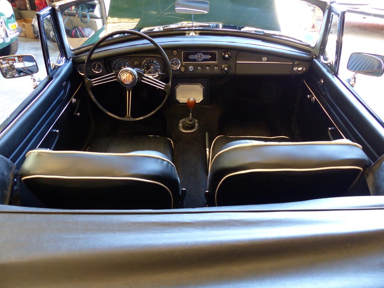 MG MGB - 1966 LesAnciennes.com